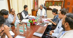 Karnataka: Ahead of Cabinet meeting, CM Siddaramaiah meets with senior officials on roll out of 5 guarantees